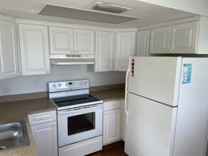 627 92nd Ave N in Naples, FL - Foto de edificio - Building Photo