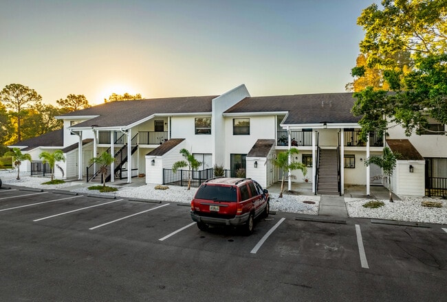 Lake Forest Villas in Sarasota, FL - Foto de edificio - Building Photo