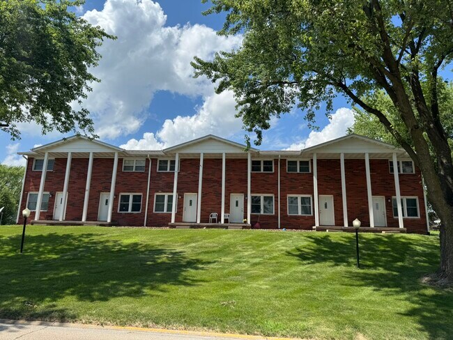 18 Parkview Dr, Unit C in Eldridge, IA - Foto de edificio - Building Photo