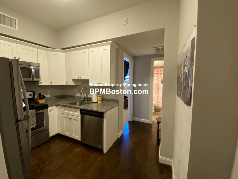 10 Merrymount Ave, Unit 106 in Quincy, MA - Foto de edificio