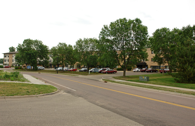 Garden Terrace Apartments in Little Canada, MN - Foto de edificio - Building Photo