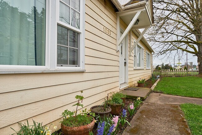 1025 OR-99W in Dundee, OR - Building Photo - Building Photo