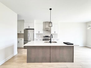 4 BED - 3.5 BATH - LONDON - FULL HOUSE in London, ON - Building Photo - Building Photo