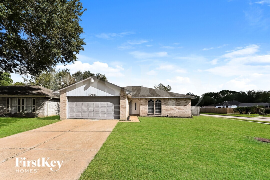 10811 Forest Leaf Dr in Sugar Land, TX - Building Photo