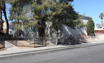 3821 Royal Crest St in Las Vegas, NV - Building Photo - Building Photo