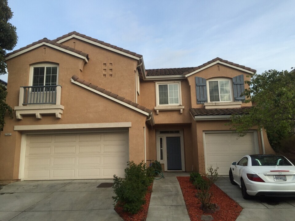 2340 Pacifica Ct in San Leandro, CA - Building Photo