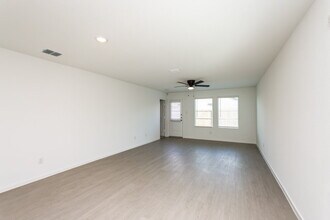 1235 Maple St in Wilmer, TX - Foto de edificio - Building Photo