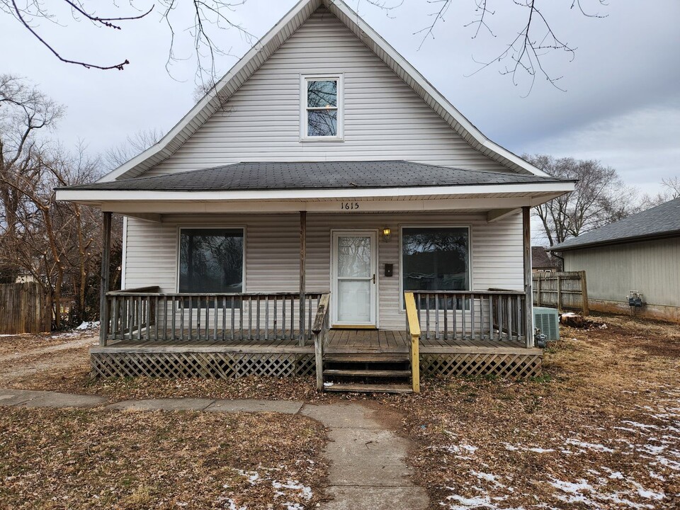 1615 W Chestnut St in Springfield, MO - Building Photo