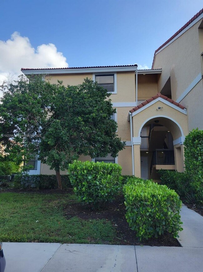 5641 Riverside Dr in Coral Springs, FL - Building Photo - Building Photo