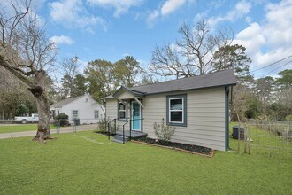1017 Hazel Ave in Huntsville, TX - Building Photo - Building Photo