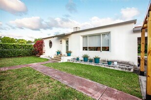 1050 NW 46th St in Miami, FL - Building Photo