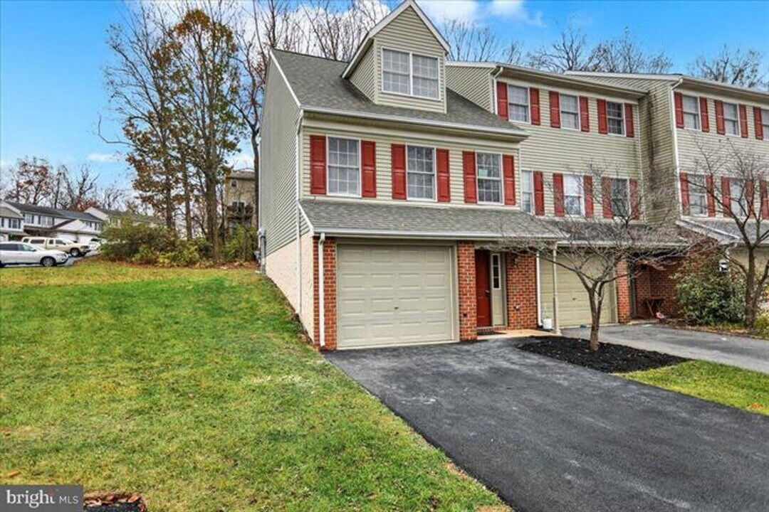 435 Crosswinds Dr in Lititz, PA - Building Photo