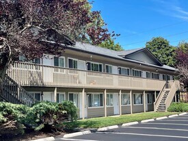 Bell Mall Villa 2 in Bellingham, WA - Building Photo