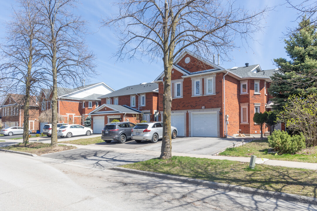 50 Brownstone Cir in Thornhill, ON - Building Photo