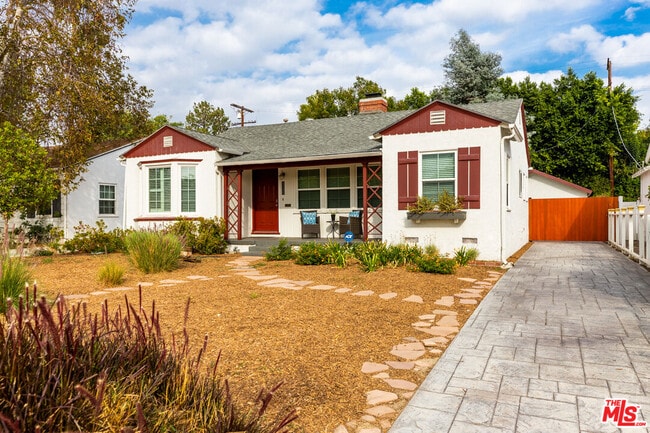 5732 Vesper Ave in Los Angeles, CA - Foto de edificio - Building Photo