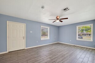 6022 Lyndhurst Dr in Houston, TX - Building Photo
