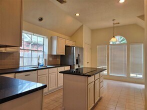 4515 Oak Valley Dr in Missouri City, TX - Foto de edificio - Building Photo