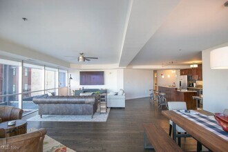 701 W Lakeside Ave in Cleveland, OH - Foto de edificio - Building Photo