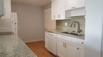 430 Commodore Dr in Plantation, FL - Building Photo