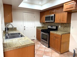 1066 Westward Ln in Costa Mesa, CA - Building Photo - Building Photo