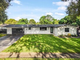 740 Beachwood Ln in Plantation, FL - Building Photo