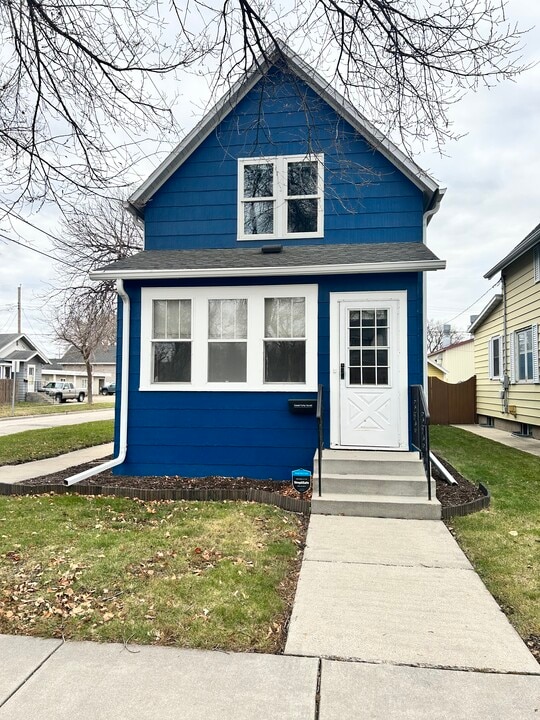 1201 University Ave in Grand Forks, ND - Foto de edificio