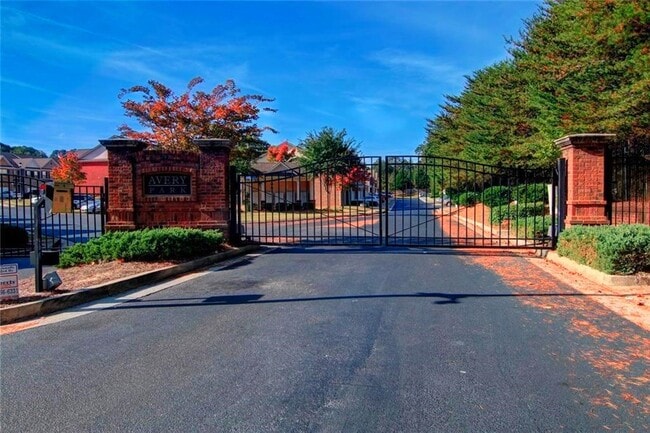 4017 Labrador Way in Lilburn, GA - Building Photo - Building Photo