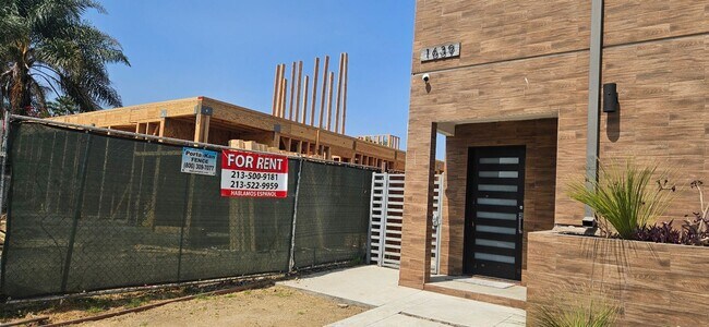 1639 W 82nd St-Unit -82(1639) in Los Angeles, CA - Building Photo - Building Photo