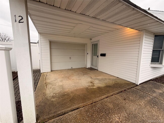 12 Elves Ln in Levittown, NY - Building Photo - Building Photo