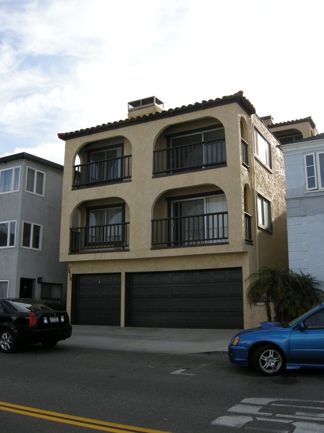 2416 Manhattan Ave, Unit 2 in Manhattan Beach, CA - Building Photo - Building Photo