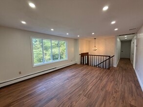 8 Abbott Dr in Jefferson, NJ - Foto de edificio - Building Photo