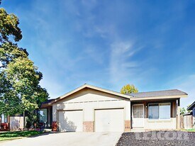 10061 Lincoln Village Dr in Sacramento, CA - Building Photo