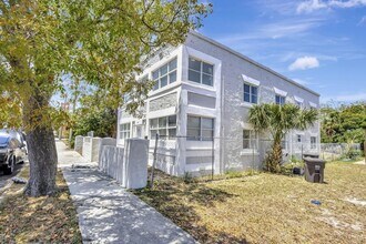 629 9th St, Unit 2 in West Palm Beach, FL - Building Photo - Building Photo