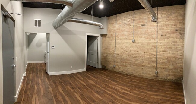 114 S Main St, Unit B in Mt. Pleasant, MI - Building Photo - Building Photo