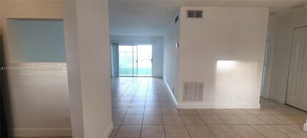 4251 NW 5th St, Unit 109 in Plantation, FL - Building Photo - Building Photo