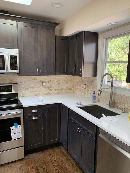 124 Cedar Rd in Kings Park, NY - Building Photo