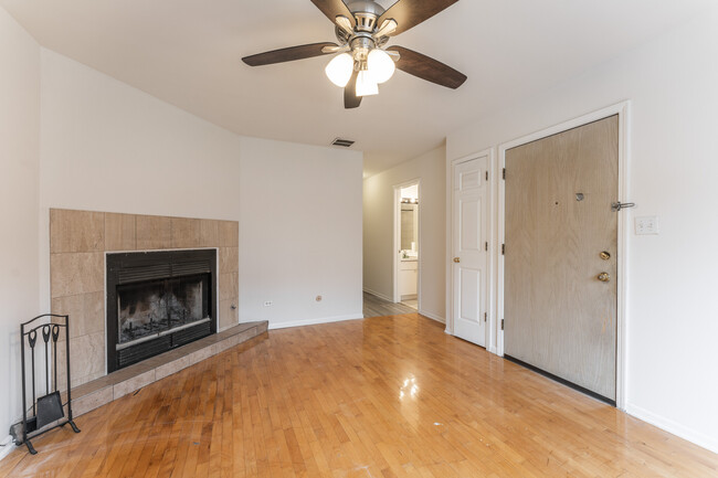 845 N Hoyne Ave, Unit TWO in Chicago, IL - Foto de edificio - Building Photo