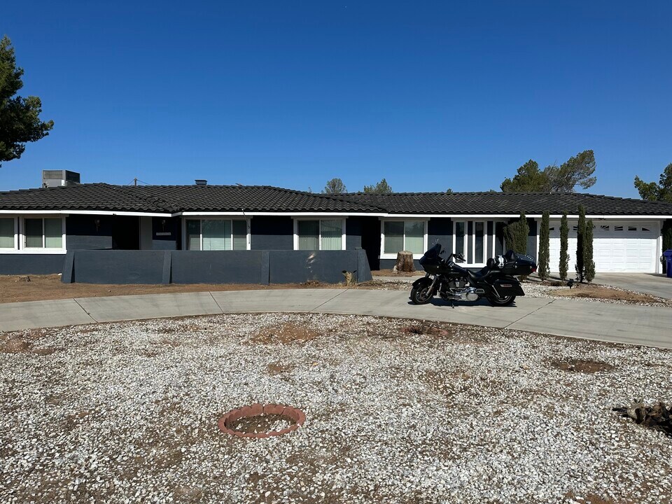 15218 Navajo Rd in Apple Valley, CA - Building Photo