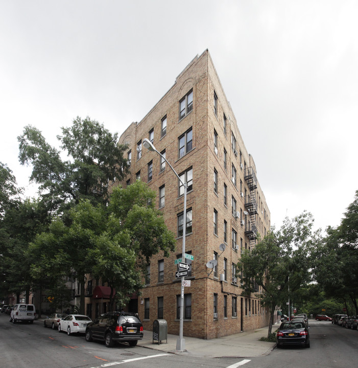 367 E 201st St in Bronx, NY - Building Photo