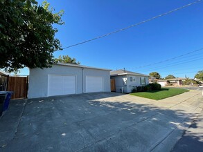 658 Carpino Ave in Pittsburg, CA - Foto de edificio - Building Photo