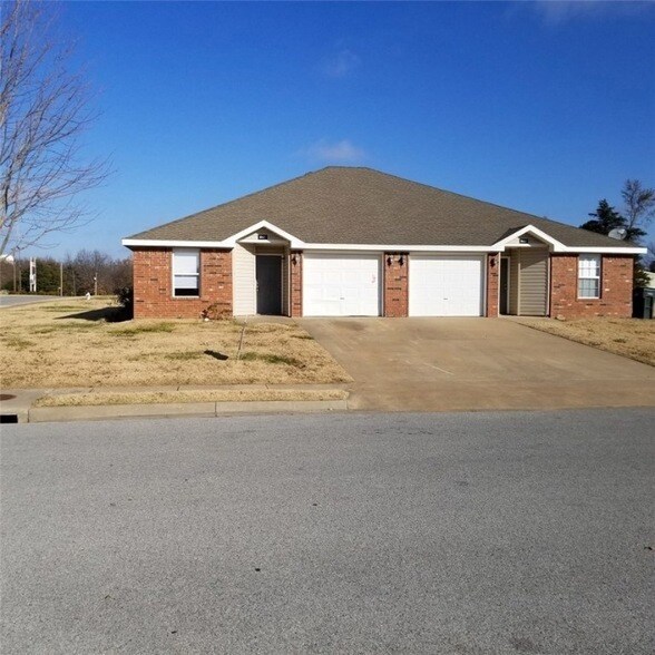 329 Graystone Cir in Centerton, AR - Building Photo