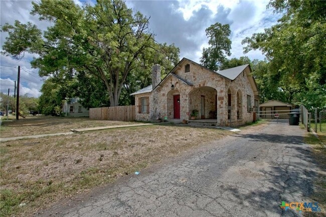 320 E Faust St in New Braunfels, TX - Building Photo - Building Photo