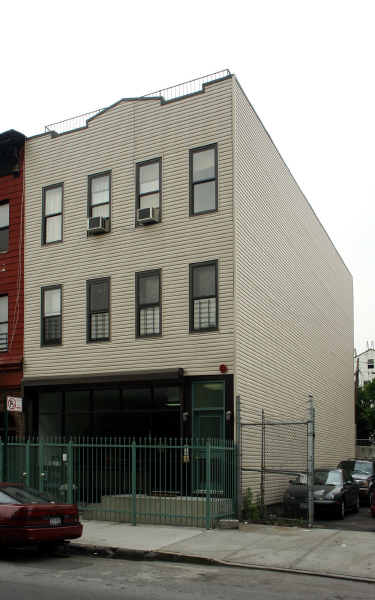 213 Johnson Ave in Brooklyn, NY - Foto de edificio