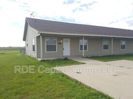 311 S Blue Jay Ct in Weatherford, TX - Building Photo