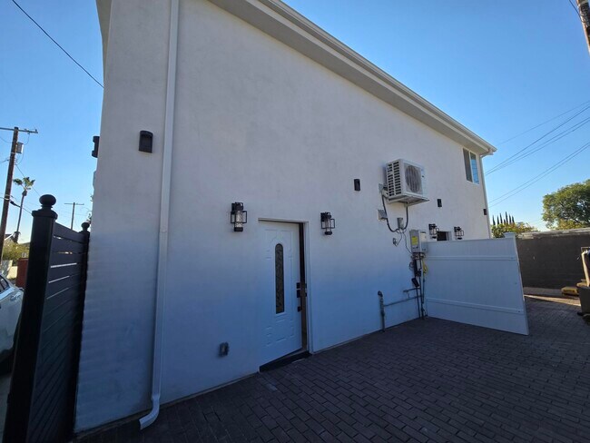 11015 Califa St in Los Angeles, CA - Building Photo - Building Photo