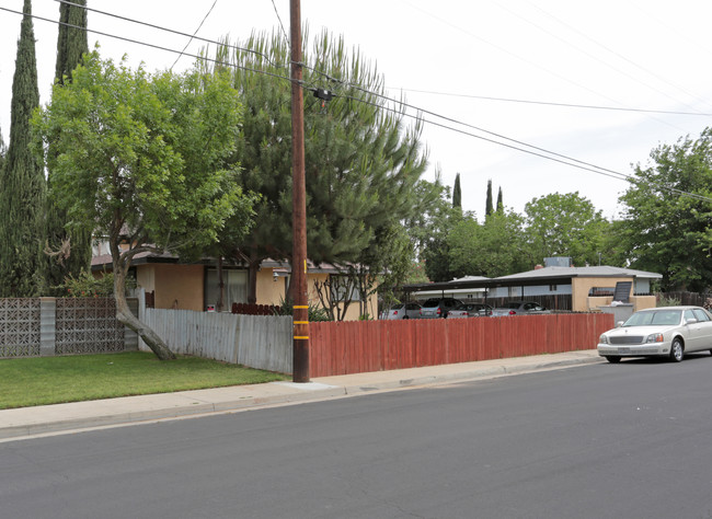 69 W Beverly Dr in Clovis, CA - Foto de edificio - Building Photo