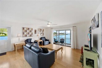 330 Kon Tiki Dr in Naples, FL - Foto de edificio - Building Photo