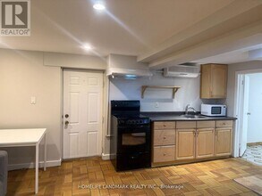 4 Sully Crescent in Toronto, ON - Building Photo - Building Photo