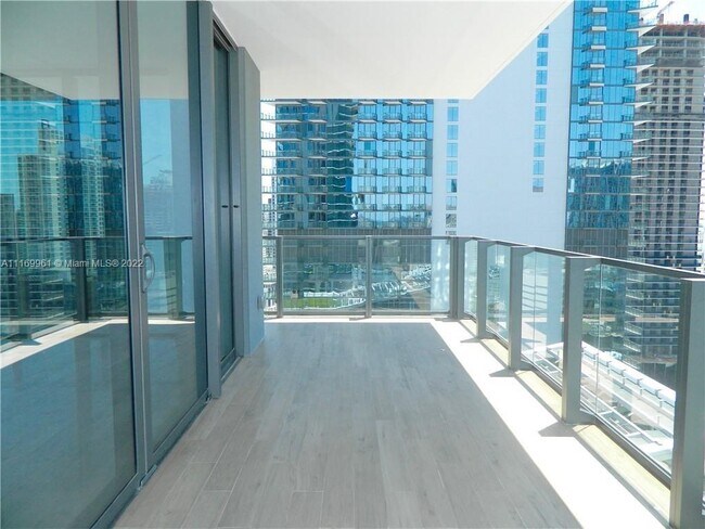 68 SE 6th St, Unit 2204 in Miami, FL - Building Photo - Building Photo