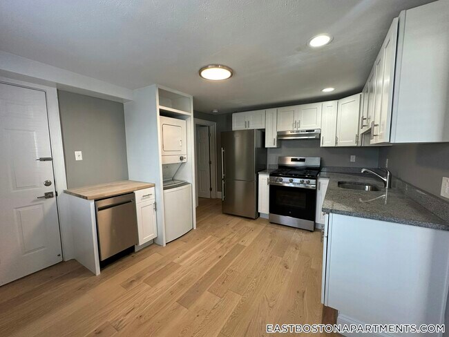 43 Cottage St in Boston, MA - Building Photo - Building Photo
